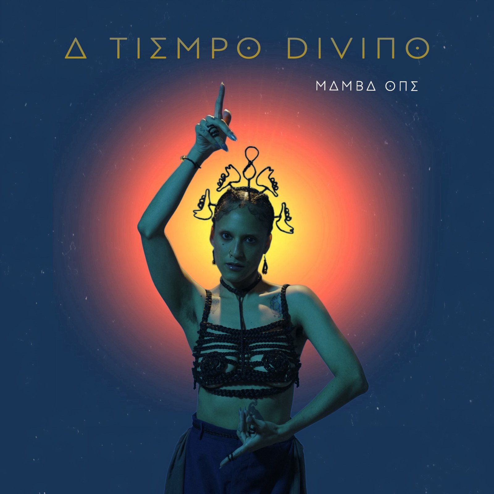 Portada de A Tiempo Divino: Mamba One frente a un halo luminoso, sobre un fondo azul